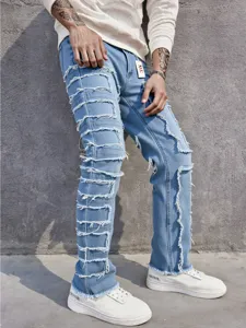 Jean homme droit et dechire avec un design patchwork et des bords bruts. Vue detaillee.