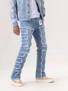 Jean droit homme bleu clair déchiré et rapiécé, pantalon en denim streetwear avec bords effilochés.