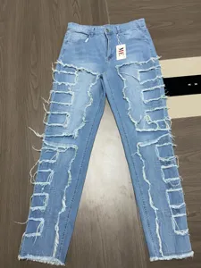 Jean droit pour homme bleu clair délavé avec empiècements déchirés et bords bruts.
