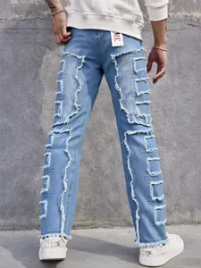 Jean droit homme streetwear avec design de patchs et franges en denim bleu clair.