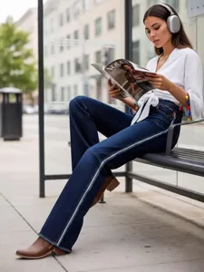 Jeans larghi a vita alta da donna con striscia laterale sfrangiata pantaloni principali.