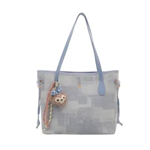 Grosse Pendler Shopper Handtasche fur Damen in Blau Karo mit Plusch Anhanger Hauptansicht