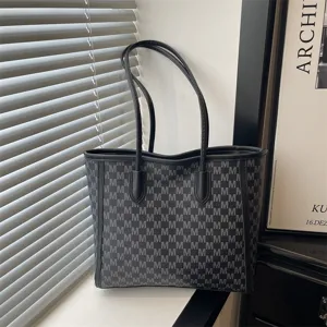 Large capacity letter print tote bag black shoulder commuting bag underarm bag 2026 summer