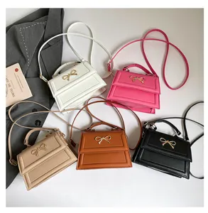 Sac à bandoulière élégant pour femme avec nœud, petit sac chic en cuir PU pour le quotidien.