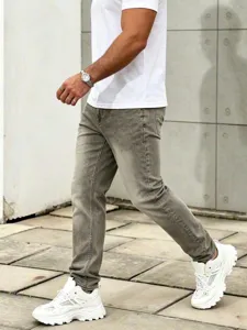 Detailweergave van heren vintage gewassen grijze slim fit rechte stretch jeans broek.