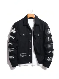 Schwarze Jeansjacke für Herren mit weißen Grafik-Patches im lässigen Streetwear-Stil.
