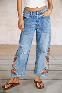 Pantalones vaqueros de mezclilla holgados para mujer con bordado floral y detalle de bolsillos.