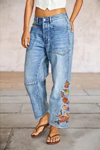 Vaqueros de mezclilla anchos de talle alto para mujer con bordado floral y bolsillos.