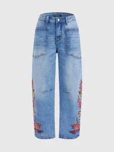 Vaqueros anchos de color azul claro de mujer con bordado floral y bolsillos vista principal