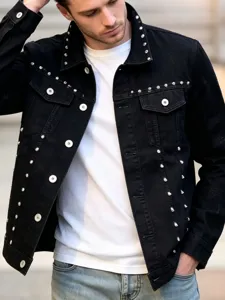 Nahaufnahme der stilvollen schwarzen Jeansjacke mit eleganten silbernen Nietendetails.