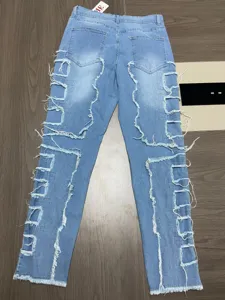 Jeans denim homme bleu clair distressé patchwork coupe droite avec bords francs style streetwear.