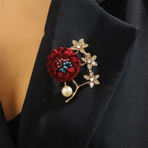 Élégante broche fleur en tissu perle strass vue de détail, parfaite pour la veste de mode.