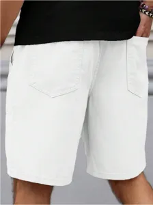 Gros plan sur le dos d'un short de loisirs pour homme en jean blanc élastique et confortable.