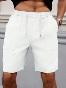 Gros plan détail du short décontracté pour hommes avec taille élastique à cordon et poches.