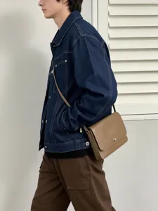 Giacca in denim lavato da uomo loose vintage risvolto casual workwear per la primavera.