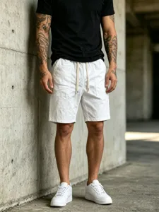 Shorts de loisirs pour hommes en blanc, short d'été décontracté avec cordon de serrage.