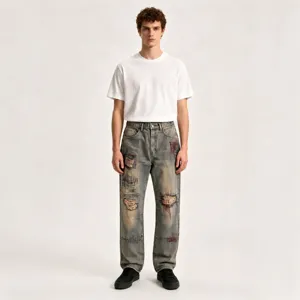 Jean homme droit large effet use avec graffiti, pantalon denim style streetwear retro.