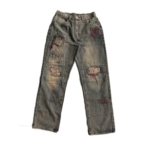 Jean homme usé streetwear, pantalon en denim loose droit vintage avec broderie tendance.