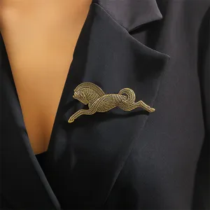 Détail de la superbe broche cheval rétro dorée, accessoire de revers vintage.