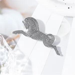Vue detaillee broche cheval en alliage retro, magnifique epingle d'animal vintage pour costumes.