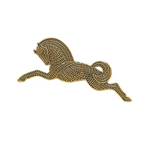 Broche cheval dore vintage, elegant accessoire de bijouterie en alliage pour costume.