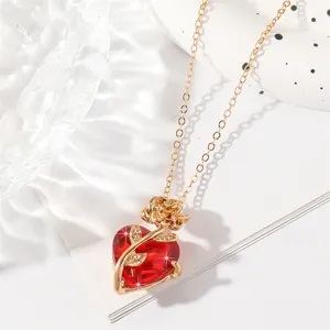 Exquisite gotische rote Kristall Herz Halskette mit goldener Rose und zarter Kette.