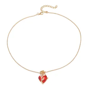 Detailaufnahme der goldenen Halskette mit rotem Herz und Rosen Anhänger im gotischen Stil