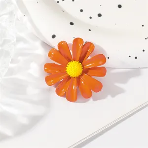 Fashion Minimalist Enamel Daisy Brooch Elegant Zinc Alloy Painted Floral Pin Versatile Clothes Lapel Jewelry Gift For Women