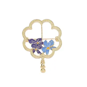 Nahaufnahme der chinesischen Vintage Fächer Brosche, Emaille Blumen Design, edler Pin.