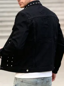 Herren schwarze Jeansjacke mit Nieten Detailansicht, stilvolle modische Denim Oberbekleidung.