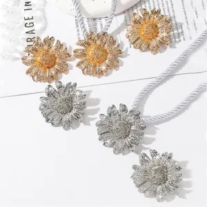 Alloy flower jewelry set sunflower necklace earrings vintage beach style fashion accessories.