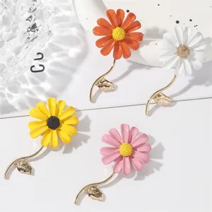 Emaille Gänseblümchen Brosche Detail, bunte Sonnenblume Anstecknadel, zarter Pflanzenschmuck.