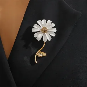 Detailaufnahme einer eleganten weißen Öltropfen Gänseblümchen Brosche mit goldenem Stiel.