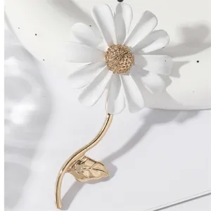 Detailansicht der feinen Gänseblümchen Brosche mit weißem Emaille und goldenem Stiel für Damen