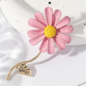 Nahaufnahme einer charmanten rosa Emaillierte Gänseblümchen Brosche mit Goldstiel Detail.