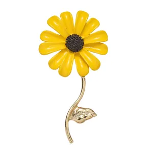 Zarte Emaillierte Gänseblümchen Brosche mit gelben Blütenblättern und filigranem Goldstiel.