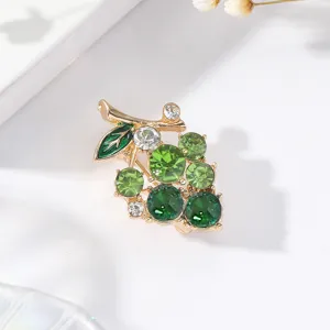 Elegante Kristalltrauben Brosche mit gruenen Straßsteinen, modischer funkelnder Anstecknadel.