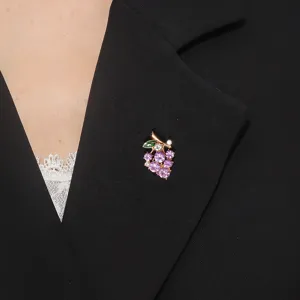 Zarte Kristall-Trauben-Brosche Detailansicht, Strass-Anstecknadel im ländlichen Stil.