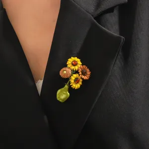 Broche vase tournesol en email vintage, accessoire de mode elegant pour femme charmante.