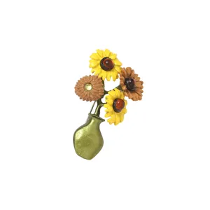 Gros plan détaillé de la broche vase tournesol émail, accessoire rétro floral chic.