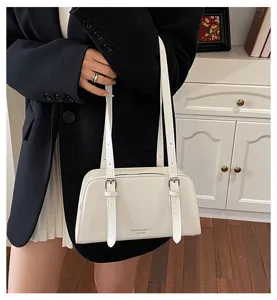 Weisse Lackleder Achseltasche mit doppelten Riemen und stilvollen Metallschnallen.