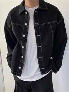 Klassische schwarze Herren Jeansjacke mit weißen Kontrastnähten im stylischen Design.