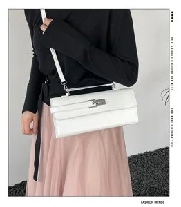 Elegante bolso de hombro blanco estructurado, diseño minimalista con solapa y cierre de metal.