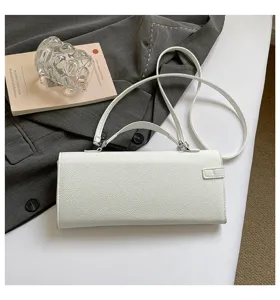 Bolso de mano blanco elegante con asa y correa cruzada para un estilo femenino.