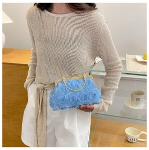 Elegante borsa da sera con rose blu, chiusura a scatto e catena per donne.