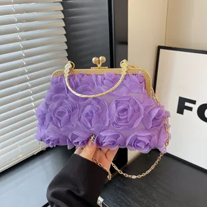 Elegante borsa da sera viola in rose di rete con catena dorata e telaio con chiusura a scatto.