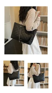 Schwarze gesteppte Leder-Ketten-Tragetasche Detail, elegante Handtasche für Alltag.
