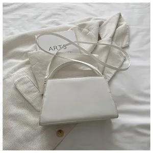 Sac à bandoulière blanc minimaliste pour femme, élégant sac à main structuré avec poignée.