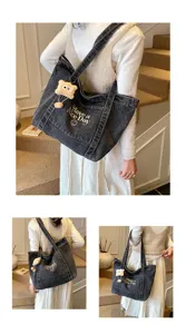 Gedetailleerd overzicht van denim shopper in Koreaanse stijl met borduurwerk en hanger.