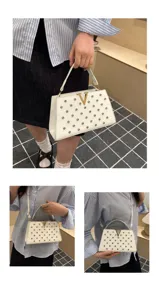 Sac à main porté épaule blanc à clous avec logo V doré, vue détaillée élégante